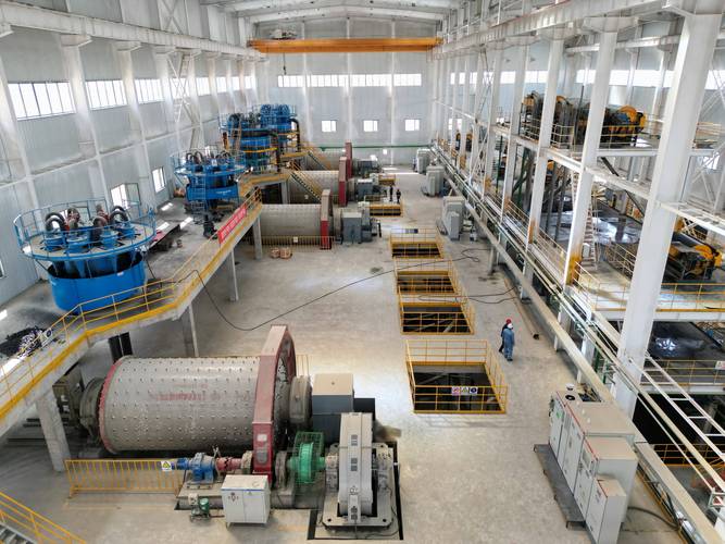 若羌县砂梁西铁矿150万吨选矿厂投料试车圆满成功